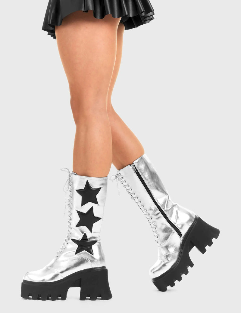 STARRY NIGHT
  
  Big League Chunky Platform Calf Boots in Silver faux leather. These vegan western Boots feature a silver lace up boot with black stars , very classy. Made with eco-friendly materials and 100% cruelty-free, these boots are as ethical as they are edgy!
  
  
  - Chunky Platform
  - Calf length
  - Lace up
  - Black stars
  - Rounded toe 
  - 100% vegan 
  
  SKU: LMF 3607 - SilverPU/BlackStar