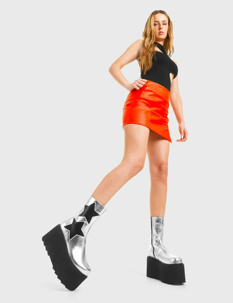 ELEVATED Big Shot Chunky Platform Ankle Boots in Silver Faux Leather. These vegan western Boots feature a black star design and a shark teeth grip sole, very edgy. Made with eco-friendly materials and 100% cruelty-free, these boots are as ethical as they are Chic! - Chunky Platform - Ankle length - Shark teeth grip - Black Stars - Rounded toe - 100% vegan SKU: LMF 3745 - SilverPU/BlackStar