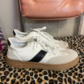 Sneakers . Size 8