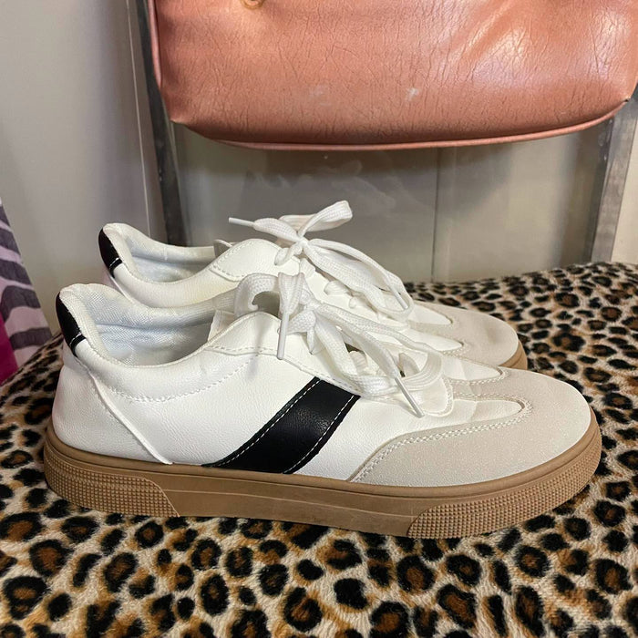 Sneakers . Size 8